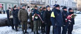 Widoczni uczestnicy uroczystości podczas złożenia wieńców