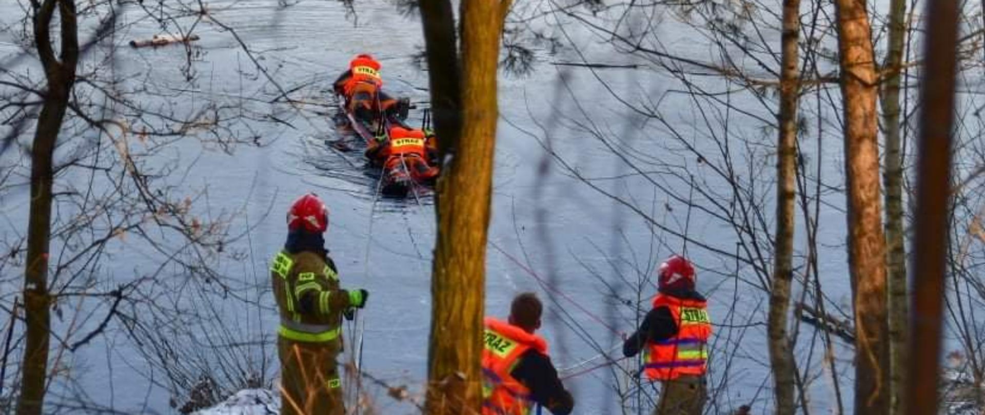 Ratownicy na saniach lodowych