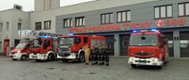 Na tle strażnicy i wozów strażackich Tyscy strażacy oddają hołd w 79 rocznicę wybuchu Powstania Warszawskiego