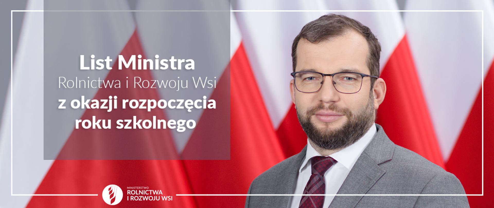 Minister Grzegorz Puda na tle flag biało-czerwonych