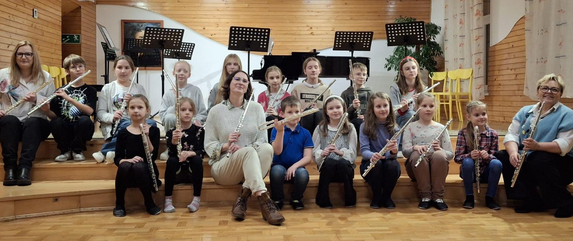 zdjęcie grupowe uczniów i nauczycieli biorących udział w warsztatach wraz z panią prowadzącą