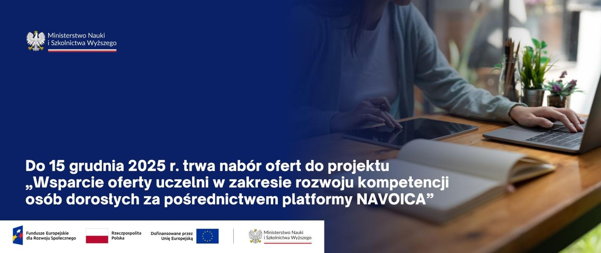 Grafika - na niebieskim tle napis Do 15 grudnia 2025 r. trwa nabór ofert do projektu „Wsparcie oferty uczelni w zakresie rozwoju kompetencji osób dorosłych za pośrednictwem platformy NAVOICA”