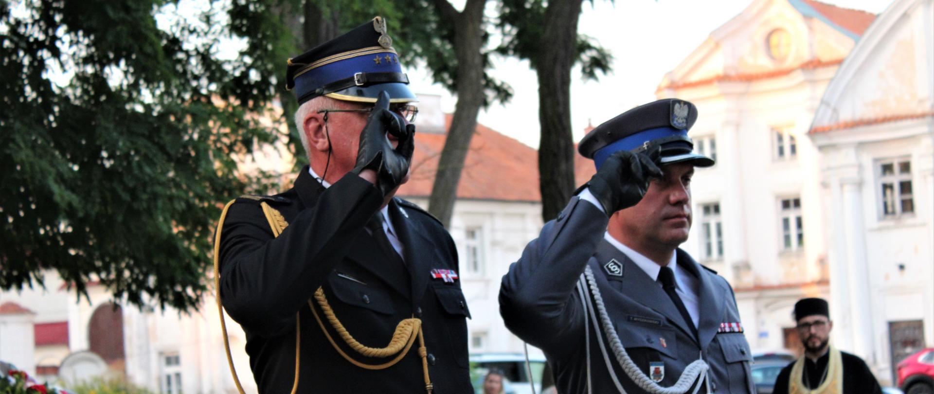 Przedstawiciele służ mundurowych oddają honor