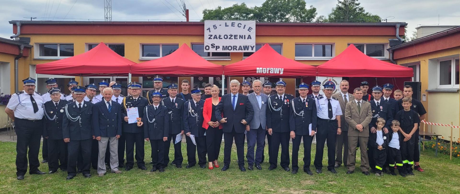 Na zdjęciu uczestnicy obchodów jubileuszu 75lecia OSP Morawy oraz zaproszeni goście