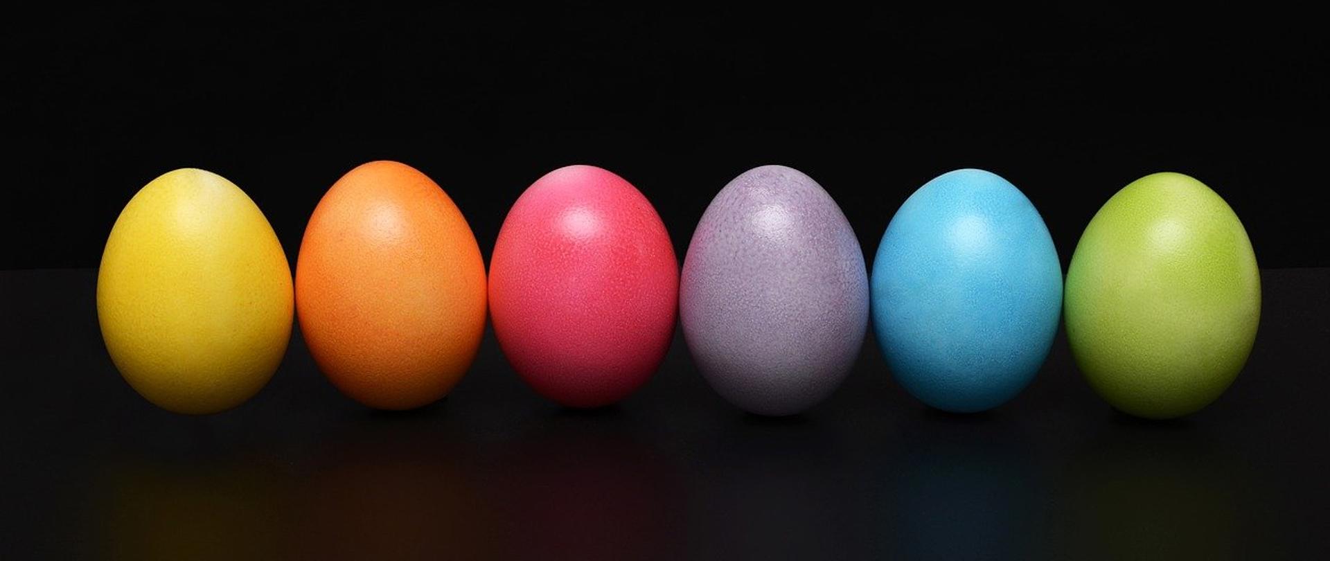 Kolorowe pisanki na czarnym tle