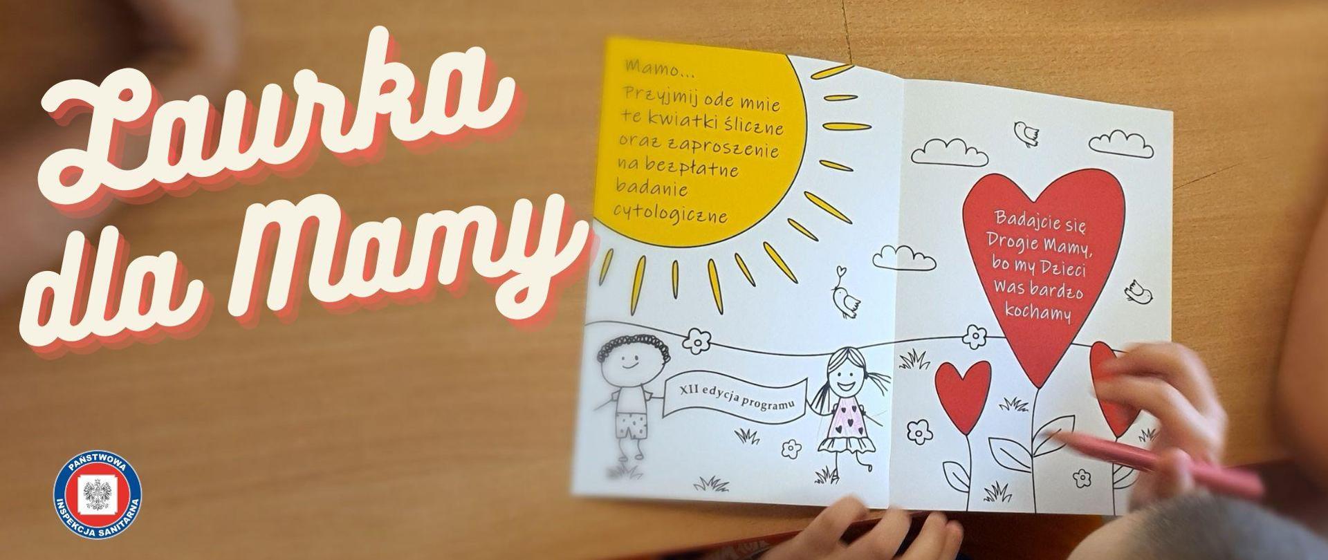 Dziecko kolorujące laurkę dla mamy