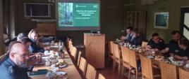 Inspektorzy z Wojewódzkiego Inspektoratu Transportu Drogowego w Poznaniu uczestniczyli w szkoleniu na temat przewozu drewna
