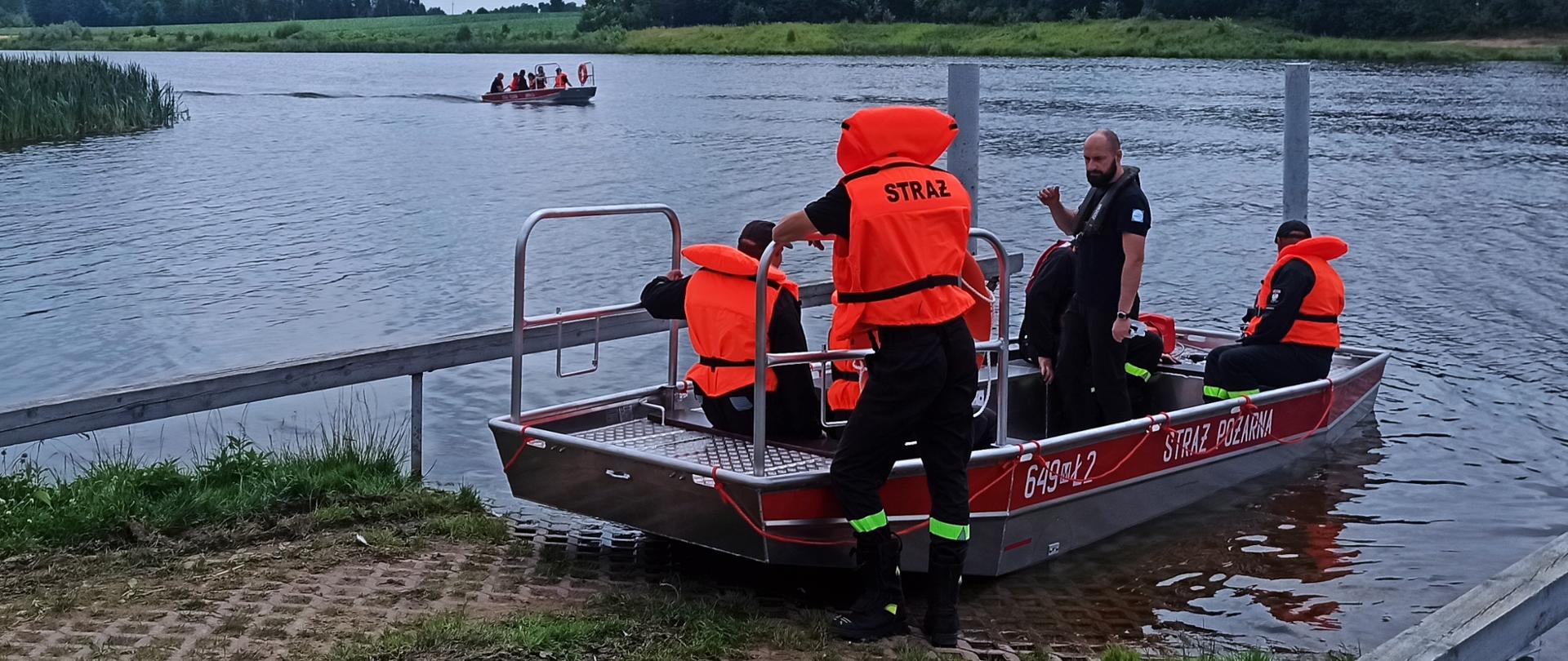 Szkolenie z obsługi nowo pozyskanych łodzi ratowniczych - na zdjęciu szkolenie strażaków w zakresie: zasad użycia płaskodennych łodzi ratowniczych, zasad bezpieczeństwa podczas działań na wodzie oraz umiejętności poruszania się jednostkami pływającymi wyposażonymi w silnik