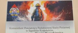 Życzenia z okazji Dnia Strażaka od włodarzy powiatu sępoleńskiego u góry rysunek przedstawiający strażaka na tle płomieni.