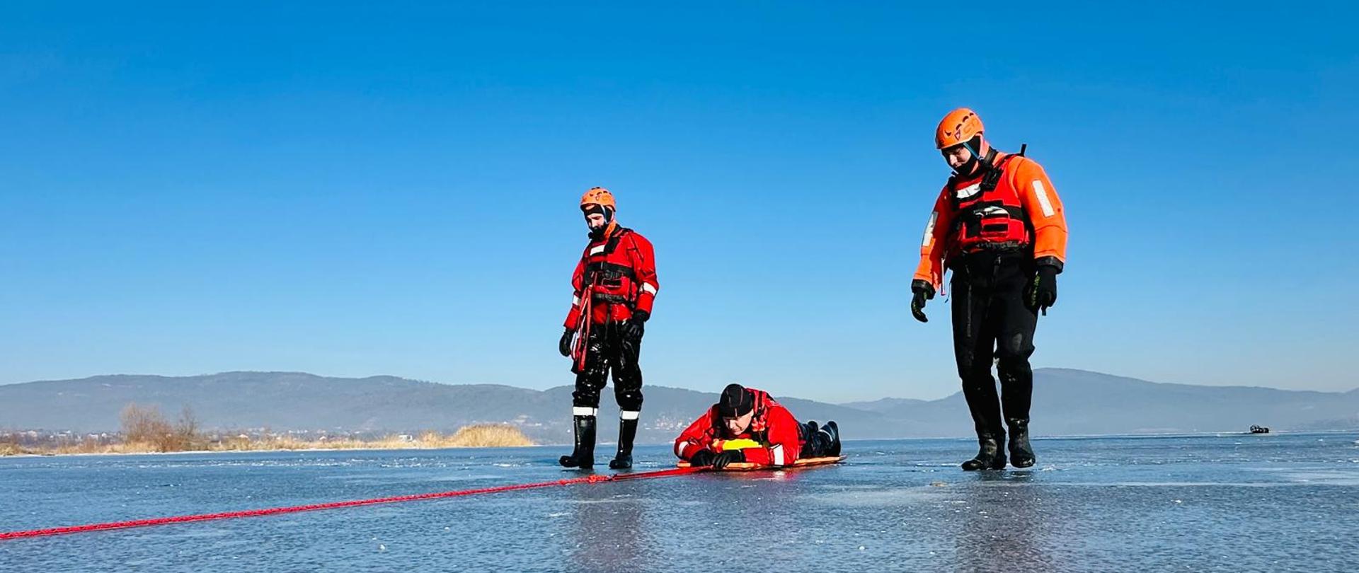 Ćwiczenia na akwenie wodnym z ratownictwa lodowego.