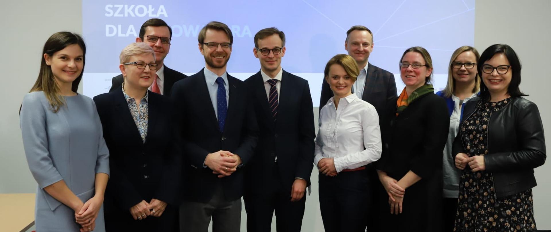 Minister Emilewicz z laureatami konkursu "Szkoła dla Innowatora"