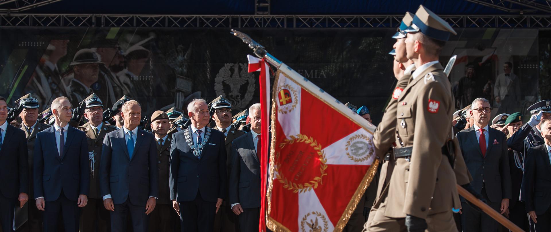 6 października 2026 r. premier Donald Tusk wziął udział w uroczystym apelu z okazji inauguracji roku akademickiego 2026/2027 w Akademii Sztuki Wojennej w Warszawie. W uroczystości udział wzięli również sekretarz stanu w MON Cezary Tomczyk i podsekretarz stanu w MON Stanisław Wziątek. 