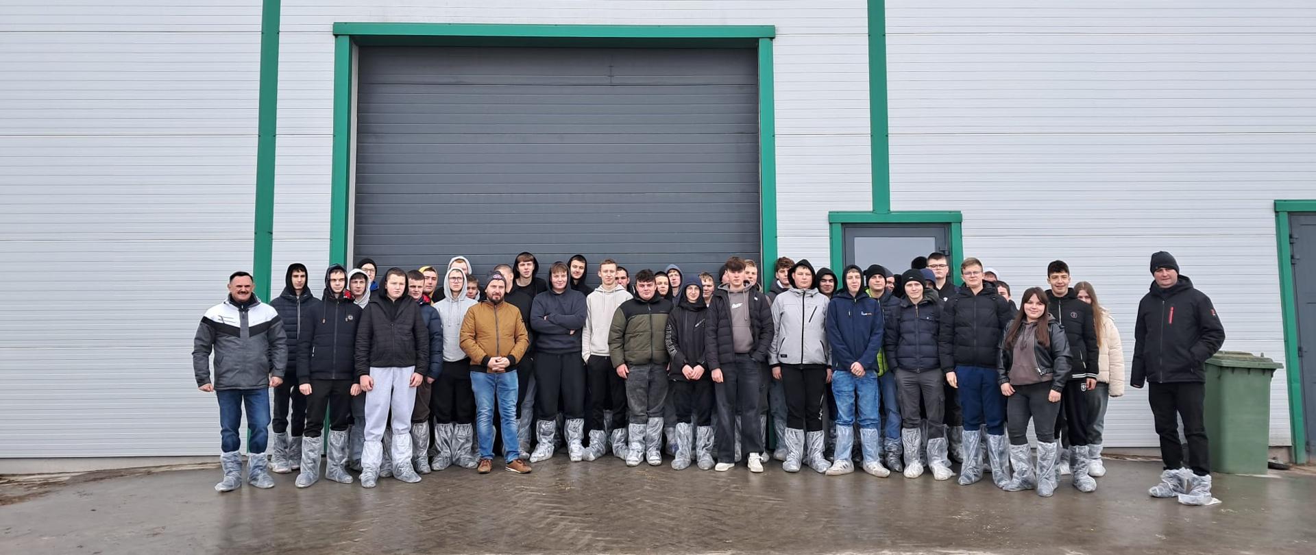 Wizyta uczniów ZSCKR w Lututowie w nowoczesnym gospodarstwie mlecznym