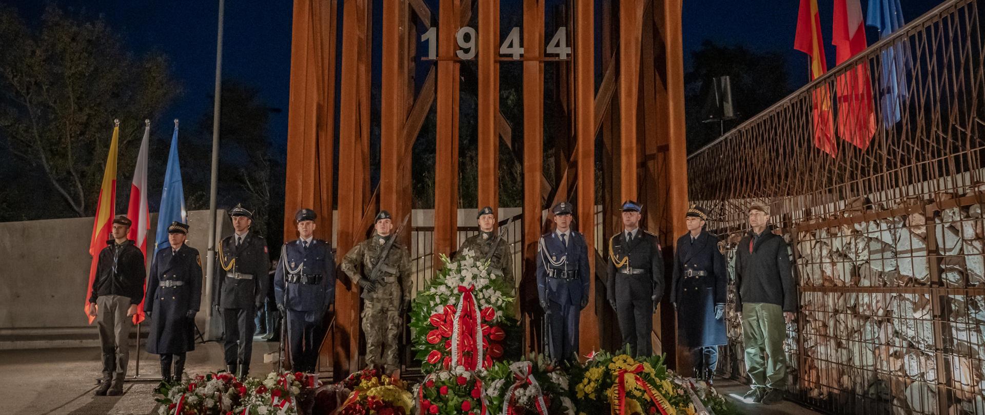Służby mundurowe różnych formacji podczas uroczystości na Kopcu Powstania Warszawskiego