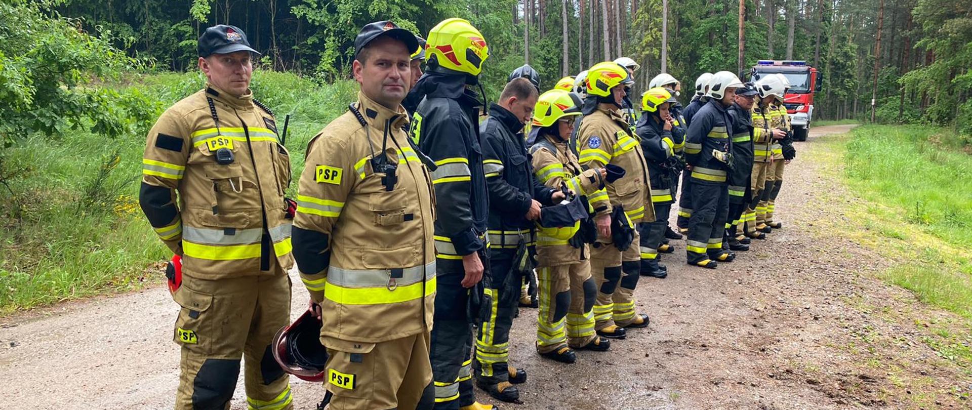 Na zdjęciu widoczni strażacy podczas omówienia zasad ćwiczeń