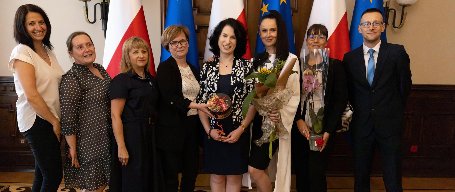 Pamiątkowa fotografia pracowników, którzy ukończyli służbę przygotowawczą. 