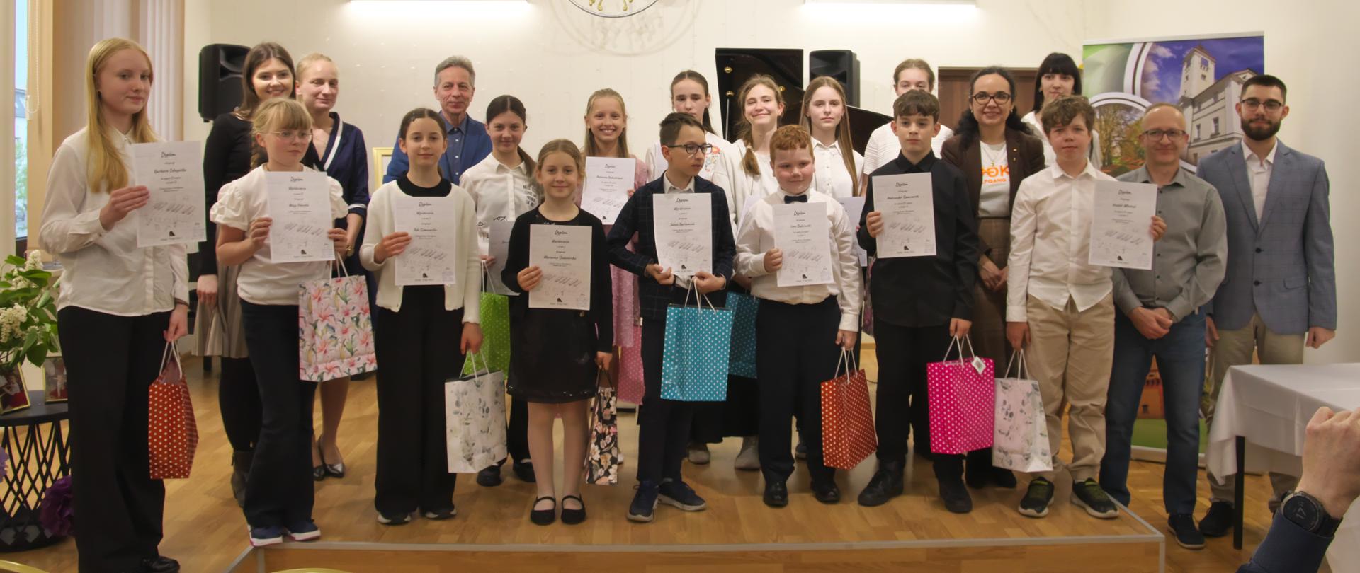 zdjęcie laureatów i wyróżnionych I Szkolnego Konkursu Pianistycznego "Klawisze bez granic"