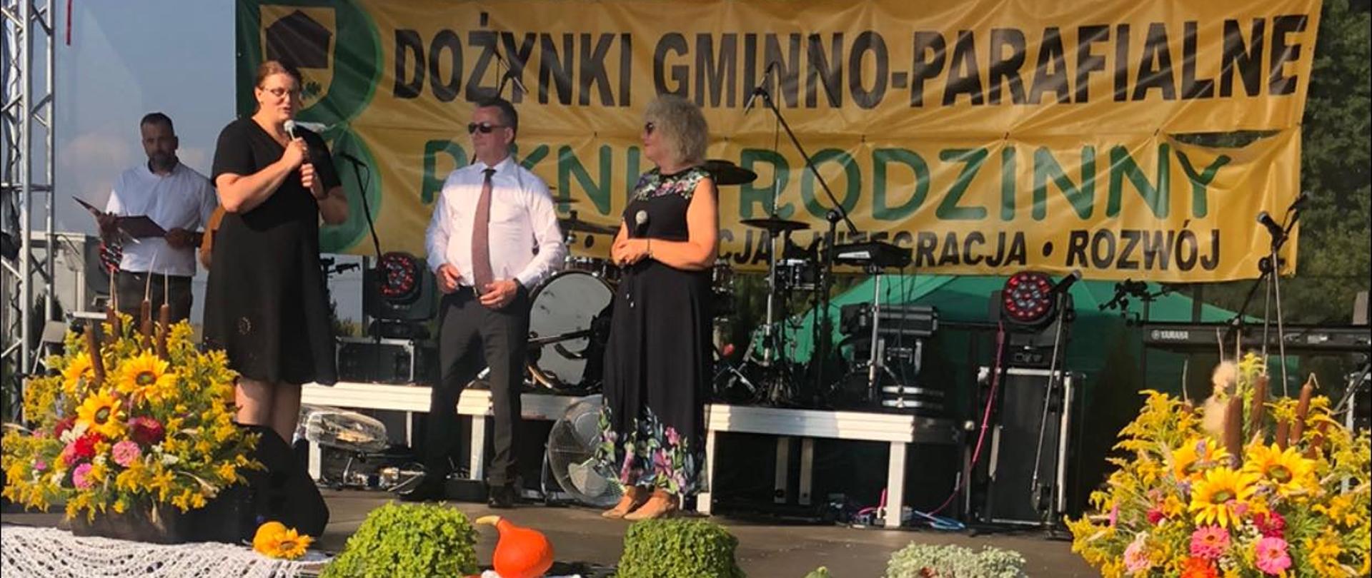 Na zdjęciu widać kobiety i mężczyzn