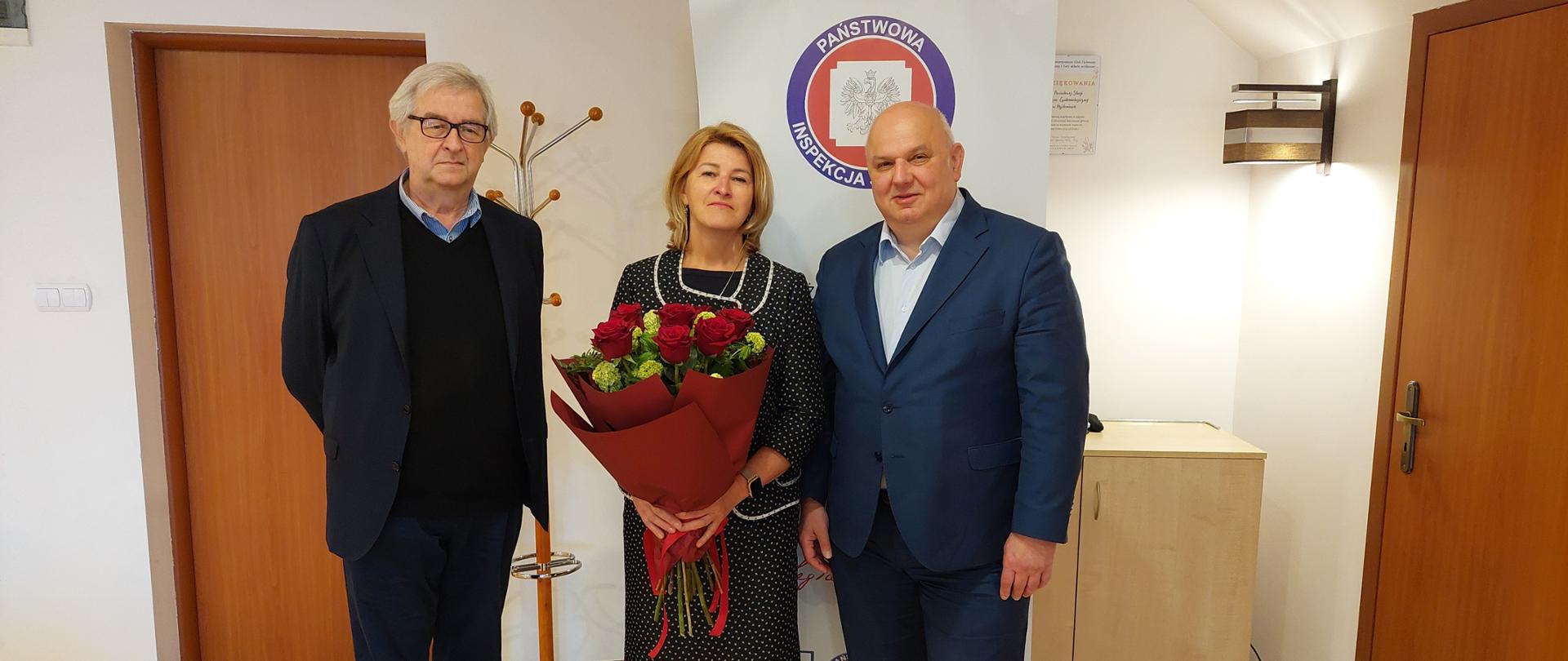 Zdjęcie przedstawia powołaną na stanowisko Państwowego Powiatowego Inspektora Sanitarnego w Myślenicach Panią Beatę-Elżbietę Suchanik w otoczeniu Andrzeja Hawranka i Macieja Klimy.