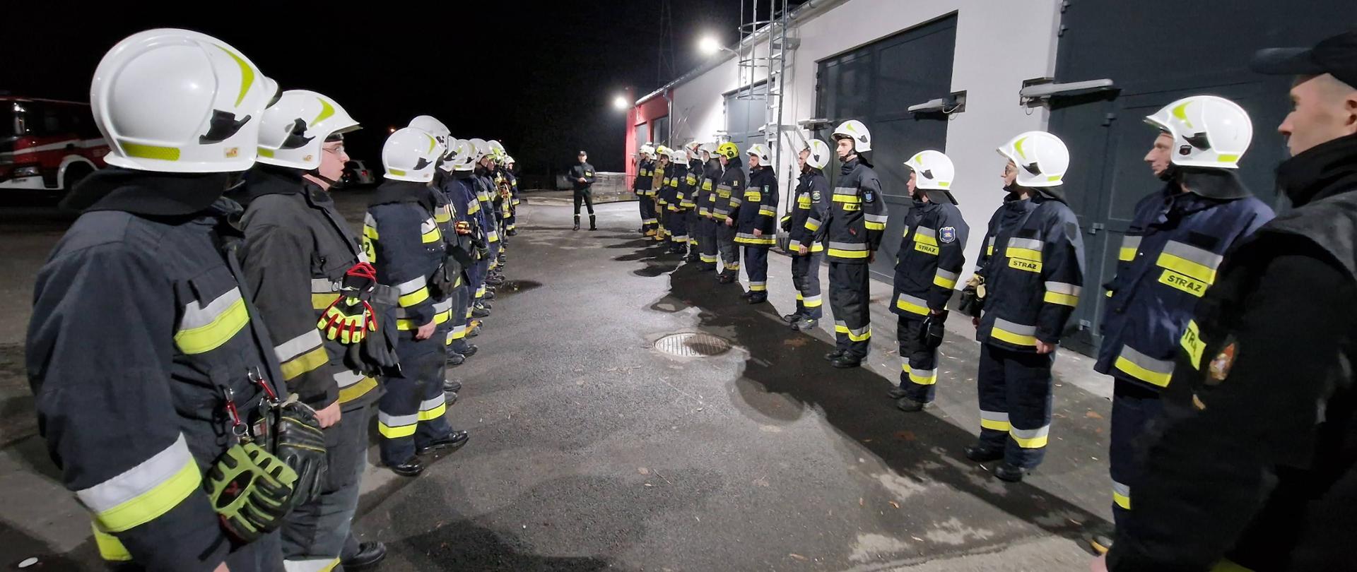 Na zdjęciu zbiórka strażaków podczas szkolenia musztry
