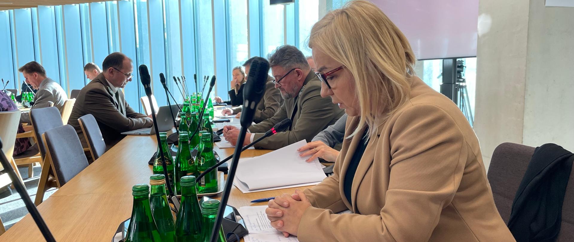 Sejmowa Komisja Ochrony Środowiska, Zasobów Naturalnych i Leśnictwa z udziałem ministry Pauliny Hennig-Kloski i wiceministra Mikołaja Dorożały