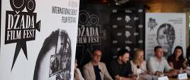  Plakat Džada Film Festa, u pozadini press konferencija
