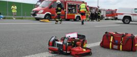 widoczne miejsce ćwiczeń pozoranci wraz z uszkodzonymi pojazdami, działające służby ratunkowe straż pożarna, pogotowie ratunkowe oraz policja.