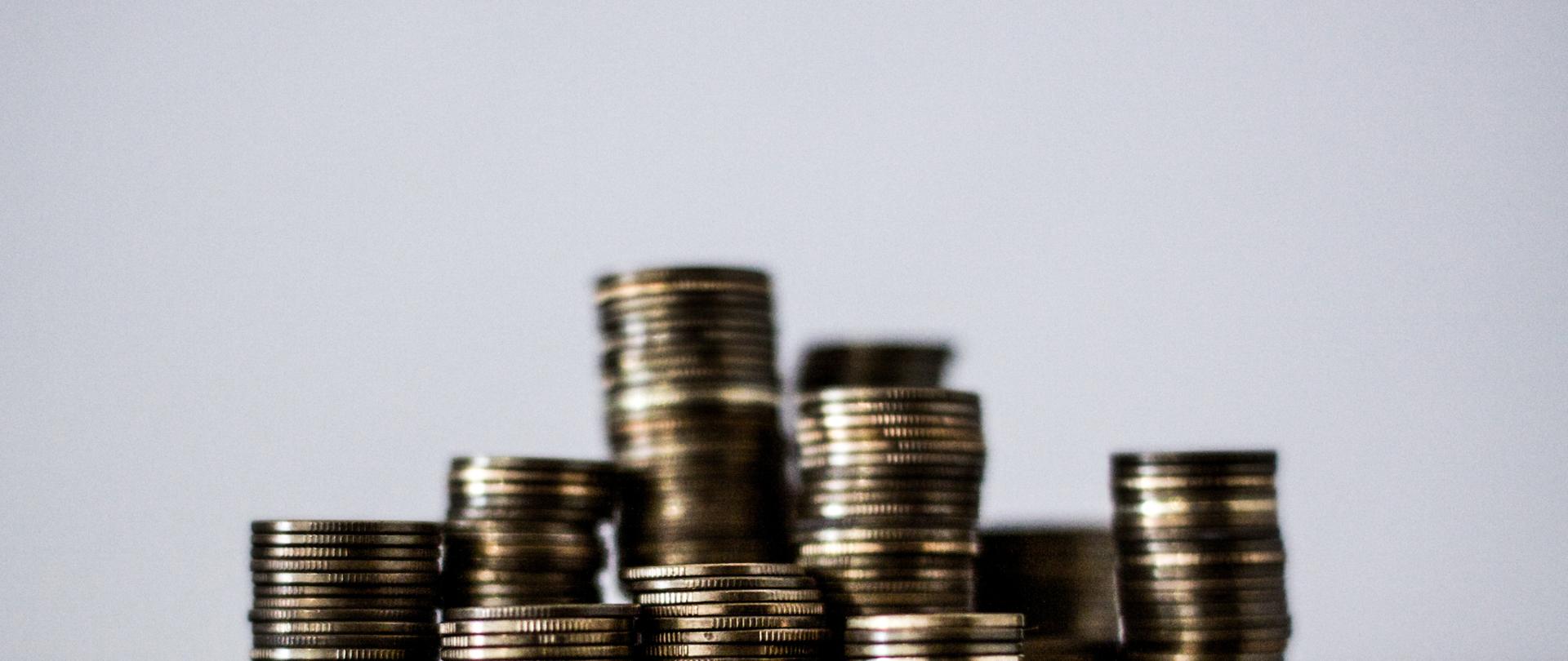Zdjęcie przedstawia kilka stosów utworzonych z monet