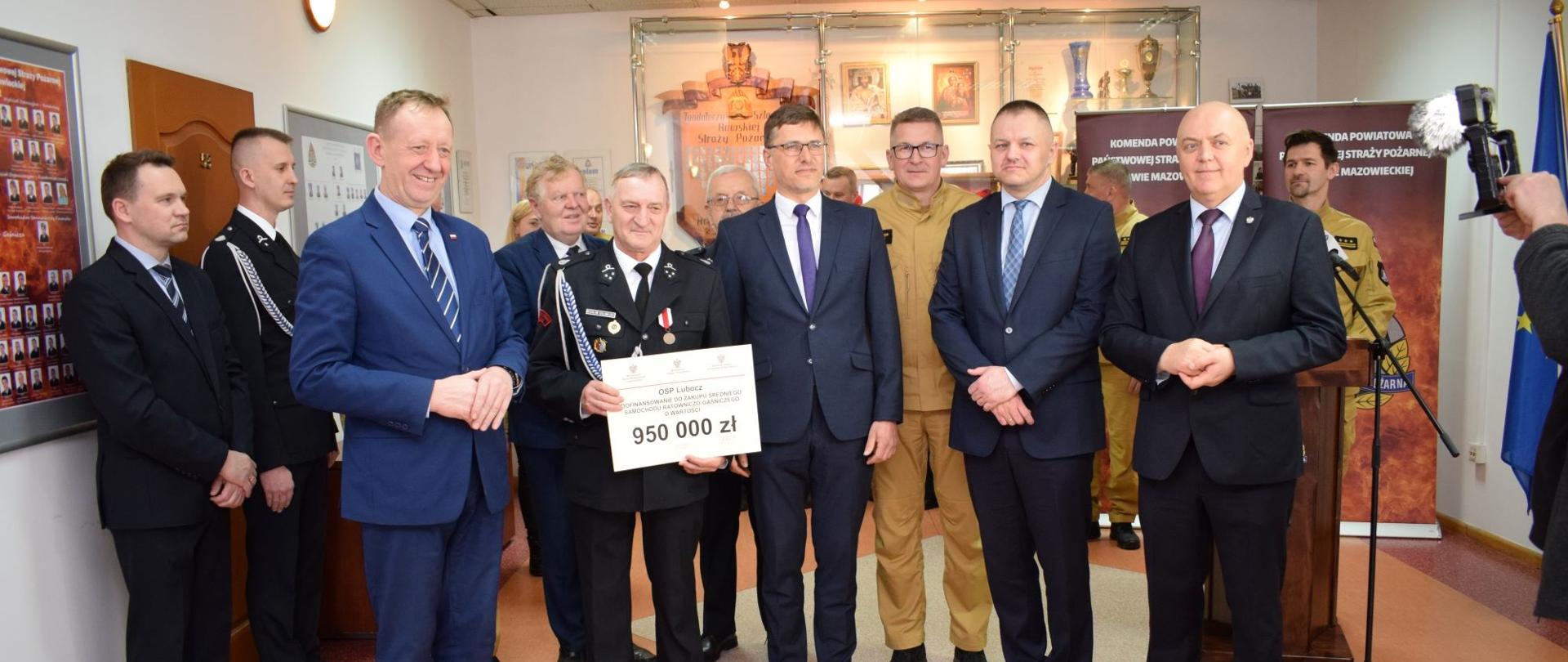 Na zdjęciu stoją strażacy PSP, strażacy OSP oraz zaproszeni goście.