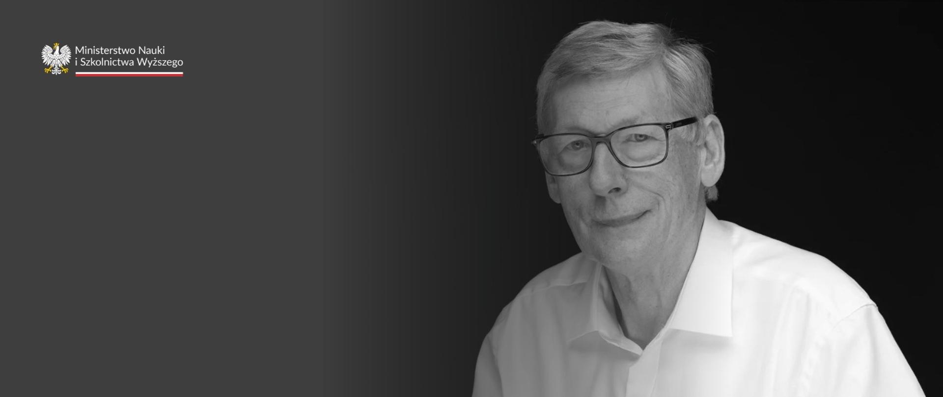 Grafika - na ciemnoszarym tle czarno-białe zdjęcie prof. Marka Ratajczaka. Fot. Uniwersytet Ekonomiczny w Poznaniu.
