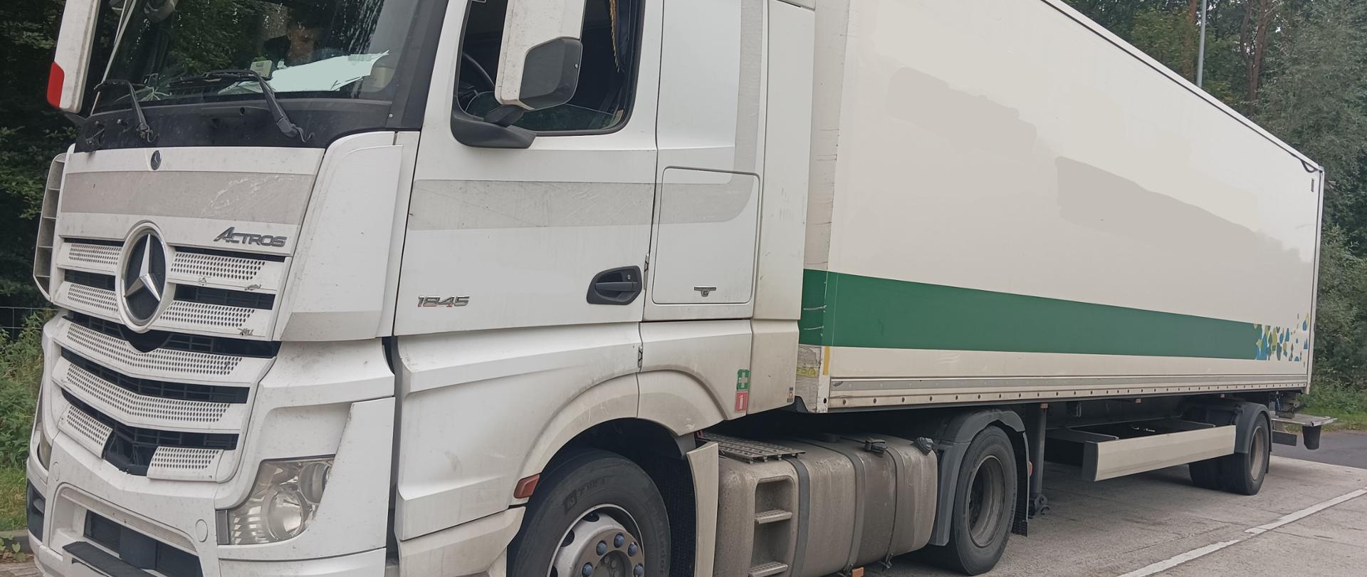 Zatrzymany pojazd ciężarowy do kontroli.