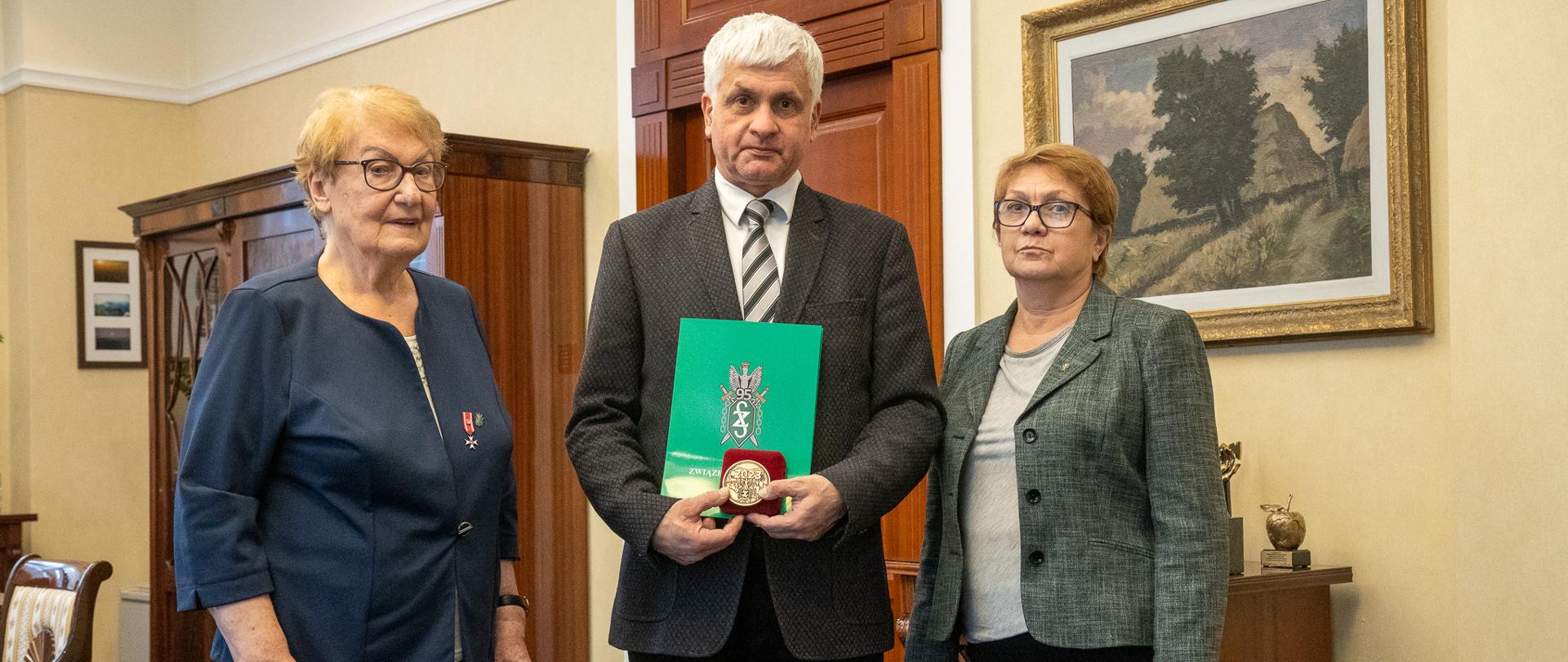 Wojewoda podlaski otrzymał Medal Pamiątkowy Związku Sybiraków