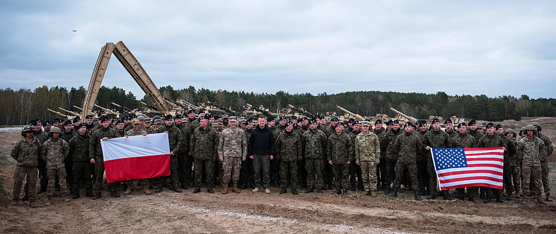 25 kwietnia br., w Centrum Szkolenia Bojowego Drawsko, Mariusz Błaszczak, minister obrony narodowej, obserwował przygotowanie do szkolenia polskich załóg na czołgach Abrams. 
