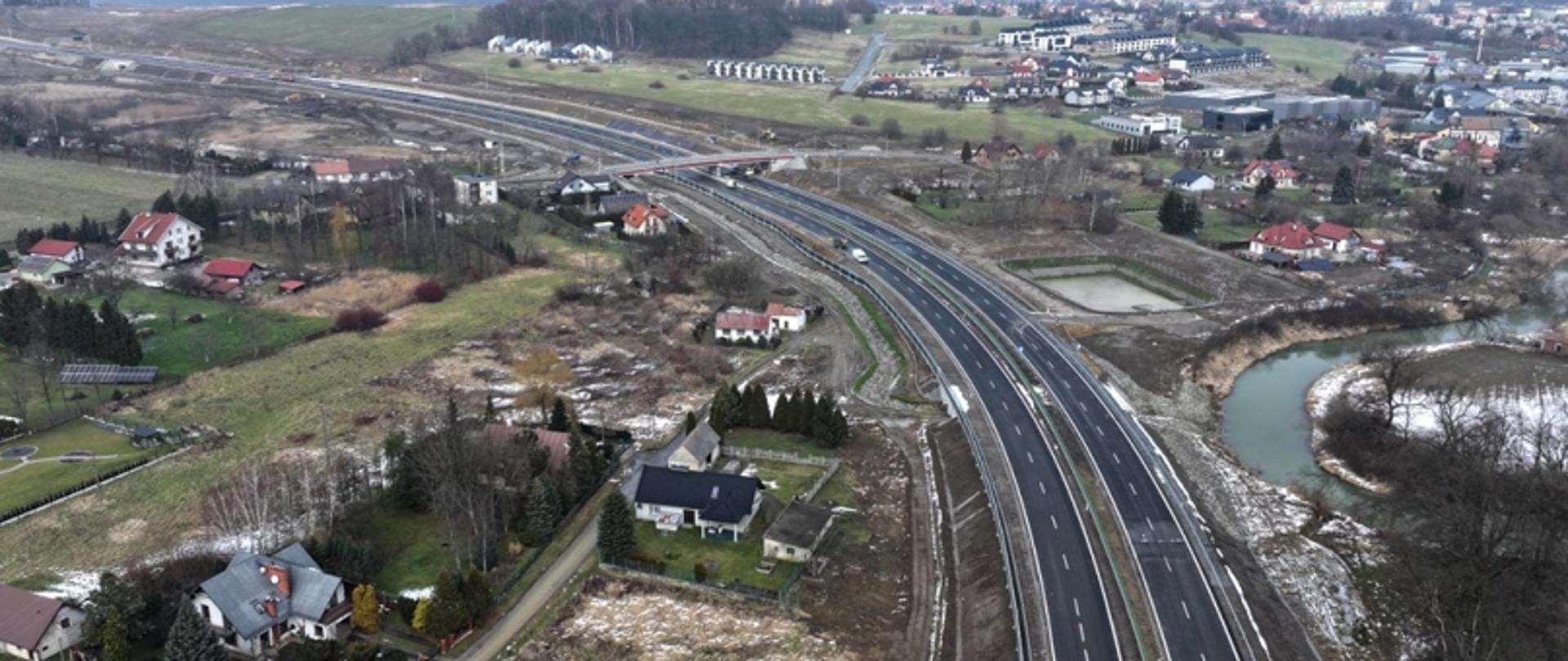 Na zdjęciu widać obwodnicę z lotu ptaka. Wzdłuż nowej drogi znajdują się zabudowania