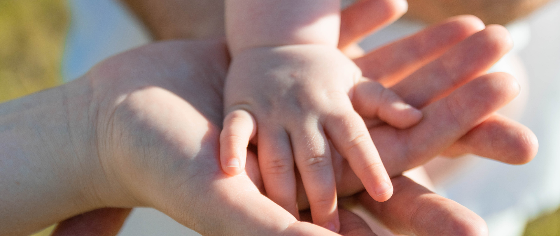 dłonie dziecka i osoby dorosłej