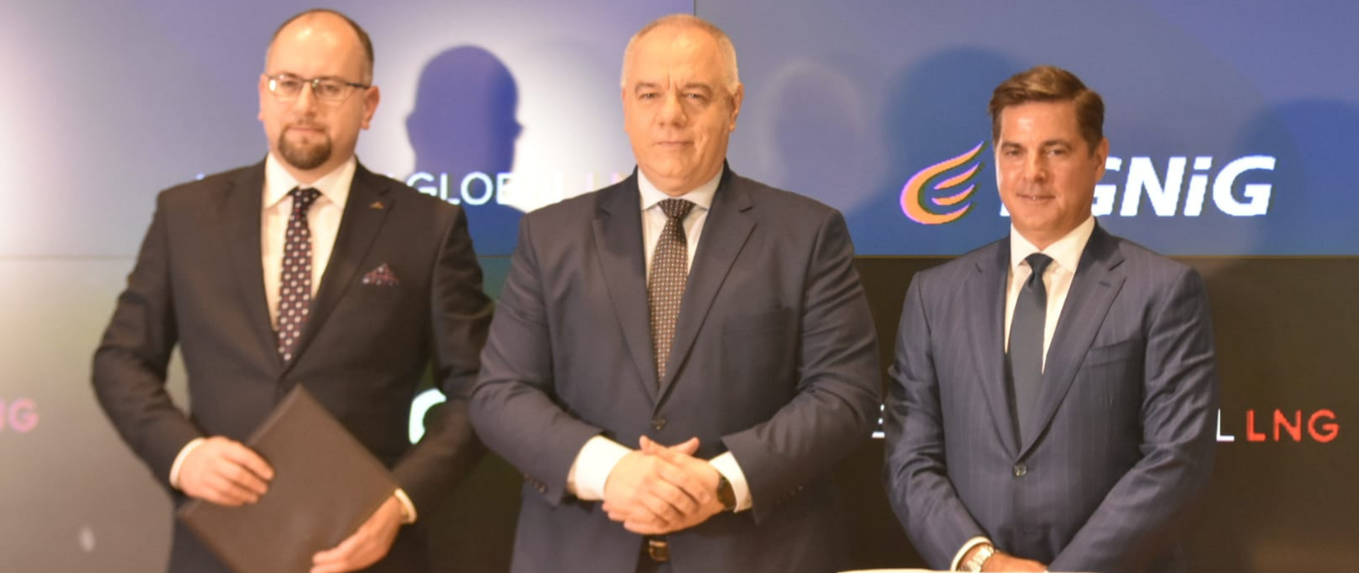 Trzech mężczyzn pozuje do wspólnego zdjęcia. Na środku wicepremier Jacek Sasin. Po lewej stronie prezes PGNiG Paweł Majewski, po prawej prezes Mike Sabel, Chief Executive Officer Venture Global LNG