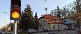 Na pierwszym planie żółte światło sygnalizacyjne, w tle budynek KP PSP w Sulęcinie.