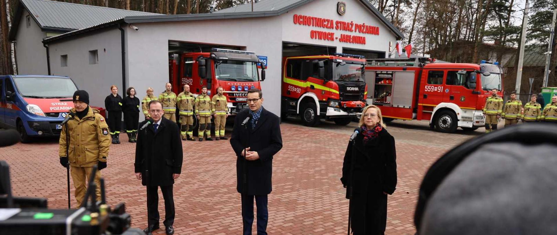 premier Mateusz Morawiecki, minister Anna Moskwa, minister Mariusz Kamiński i generał Andrzej Bartkowiak, Komendant Główny Państwowej Straży Pożarnej, podczas konferencji 14 lutego 2023 r. w Otwocku-Jabłonnie