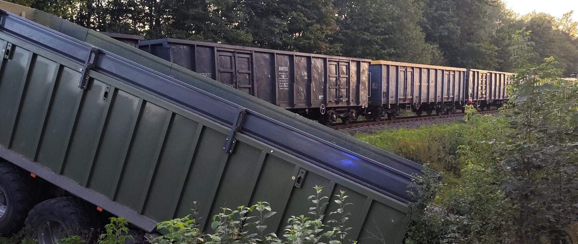 Naczepa, w tle las oraz wagony