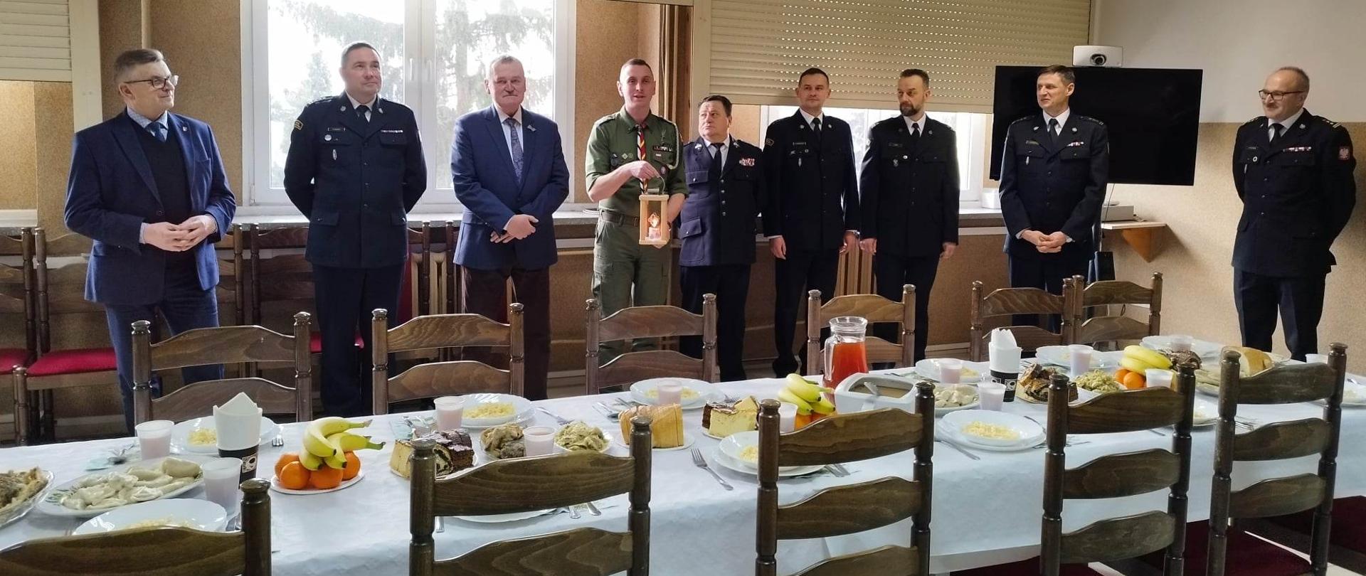 zaproszeni goście przy stole wigilijnym podczas życzen