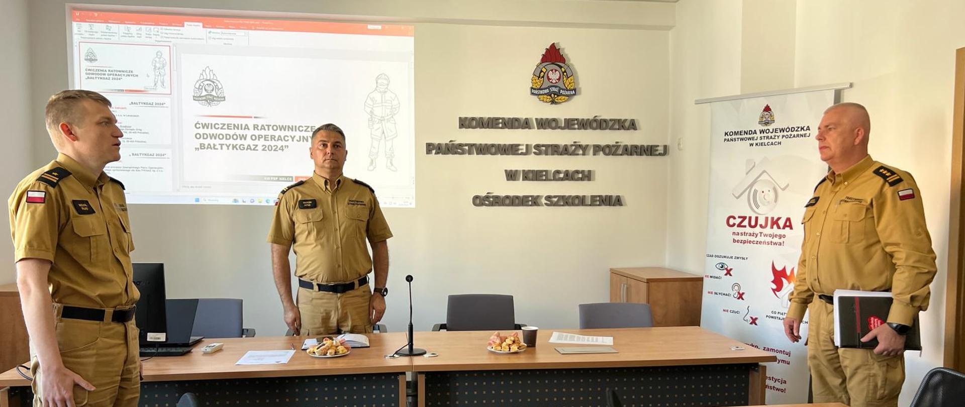 Na zdjęciu widzimy meldunek strażaka przełożonemu. W sali wykładowej