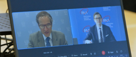 Otwarty ekran laptopa, na którym wyświetlany jest obraz wideorozmowy pomiędzy szefem MAEA a Prezesem PAA.
