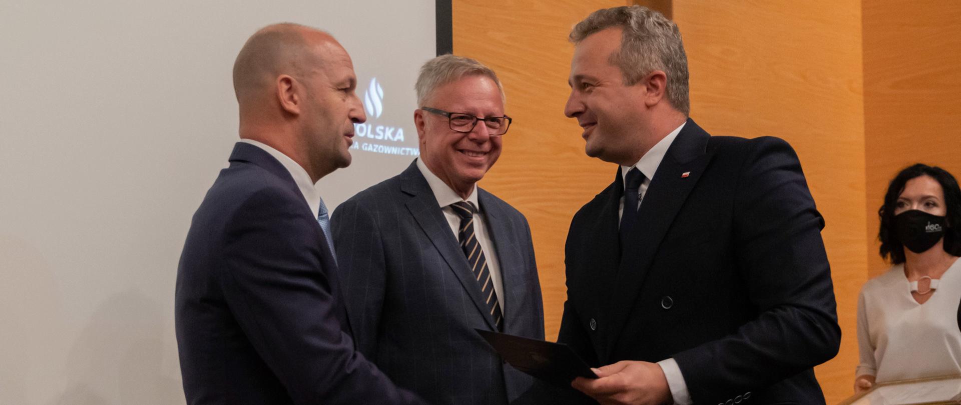 Mikołaj Bogdanowicz wręcza Medal Wojewody na ręce Pana Sebastiana Latanowicza – Dyrektora Oddziału Zakładu Gazowniczego w Bydgoszczy