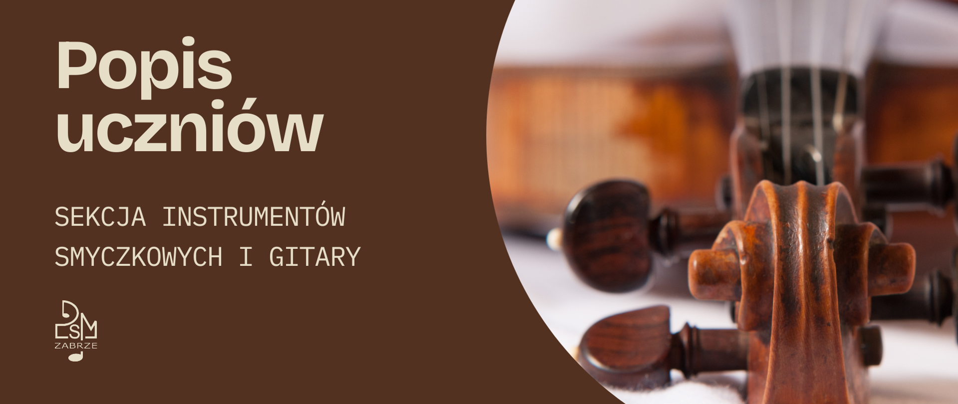 Plakat w brązowych odcieniach zaprasza na popis uczniów sekcji instrumentów smyczkowych i gitary. Po lewej stronie znajduje się tekst z datą, godziną i miejscem wydarzenia, po prawej zbliżenie główki skrzypiec. Całość ma elegancki, muzyczny charakter.