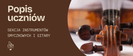 Plakat w brązowych odcieniach zaprasza na popis uczniów sekcji instrumentów smyczkowych i gitary. Po lewej stronie znajduje się tekst z datą, godziną i miejscem wydarzenia, po prawej zbliżenie główki skrzypiec. Całość ma elegancki, muzyczny charakter.