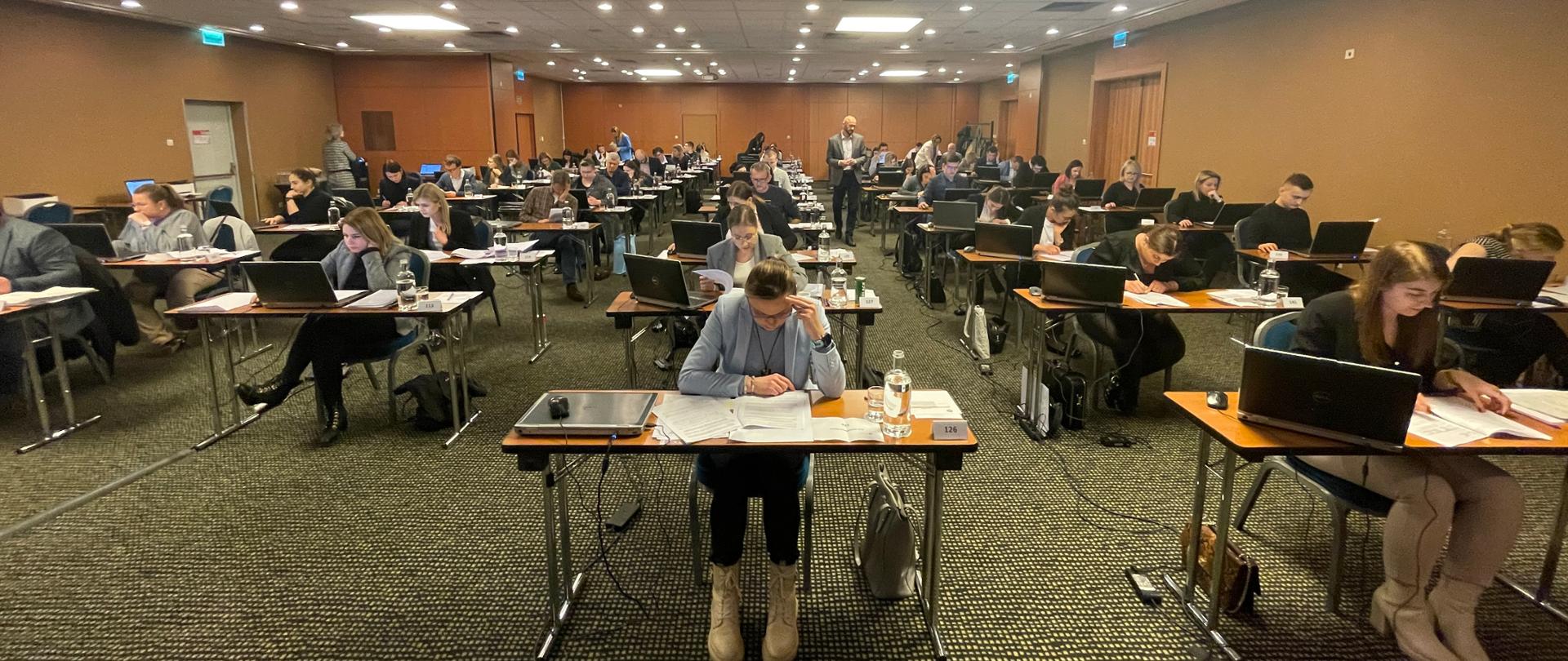 Kandydaci na inspektora Inspekcji Ochrony Środowiska podczas egzaminu