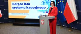 Wiceministra klimatu i środowiska Anita Sowińska podczas konferencji prasowej na temat systemu kaucyjnego