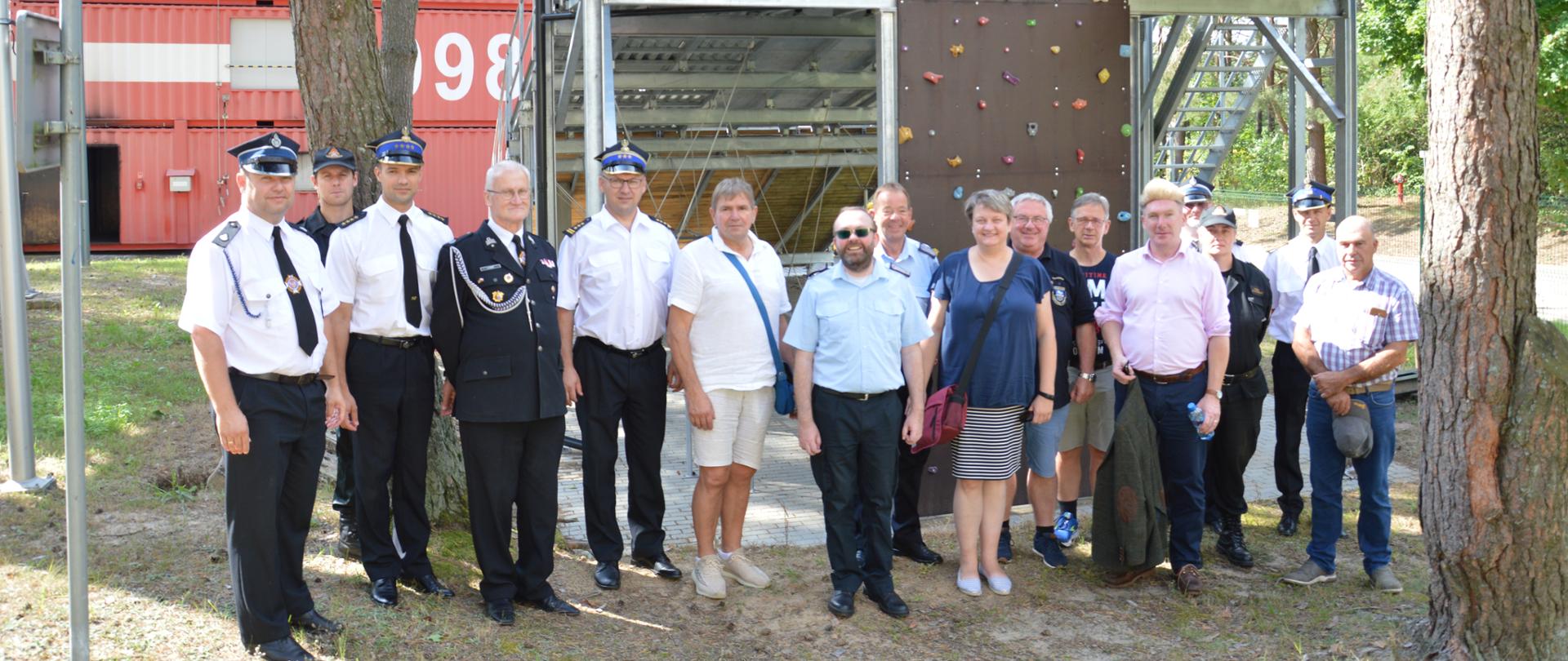 Zebrani goście stoją w szeregu