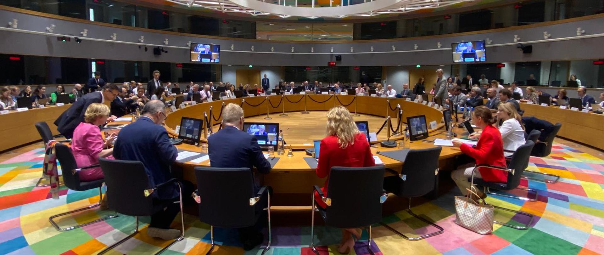 Sala obrad Parlamentu Europejskiego. Na sali przedstawiciele państw UE