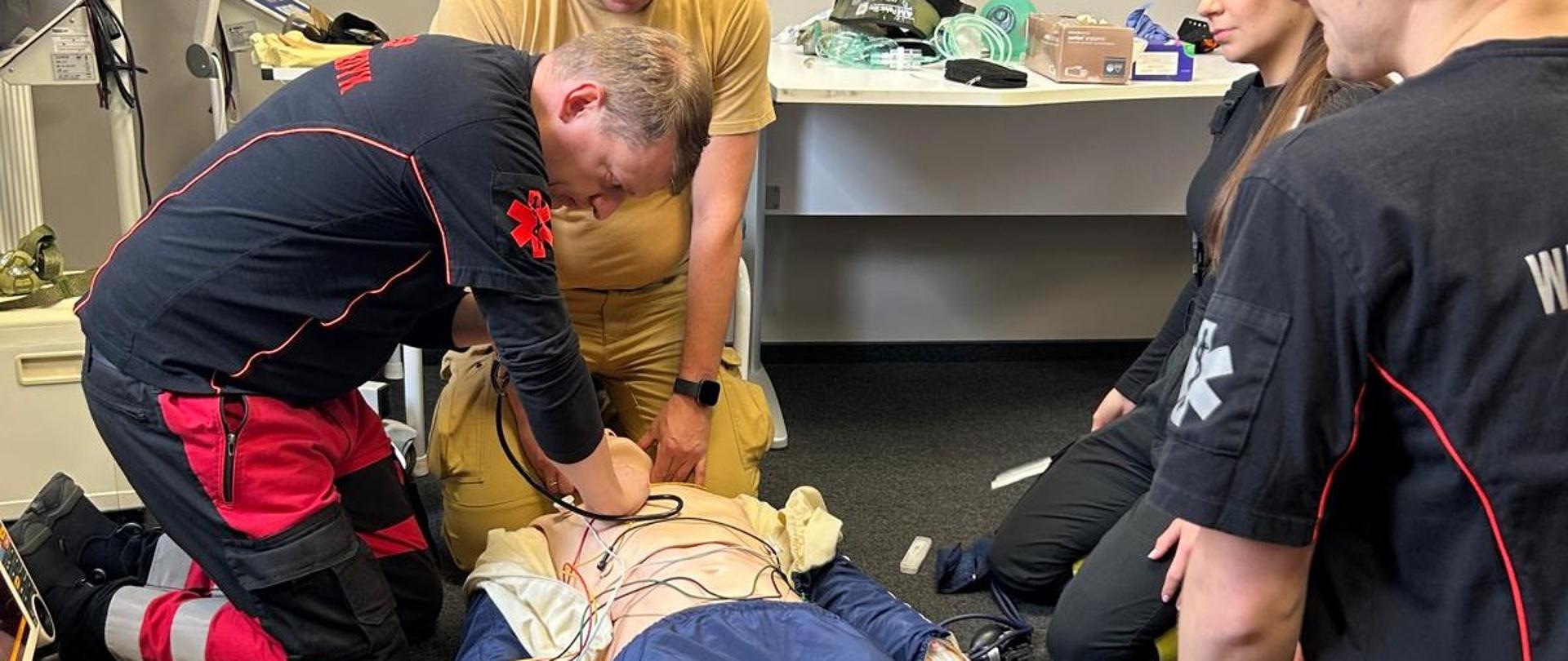 Masaż serca wykonywany przez ratownika